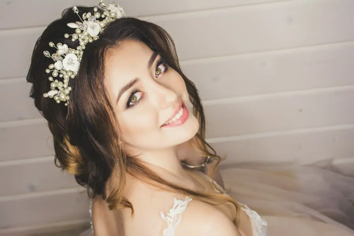 Bridal Hair Styling in Islamabad: Updos, Waves & Dupatta Setting