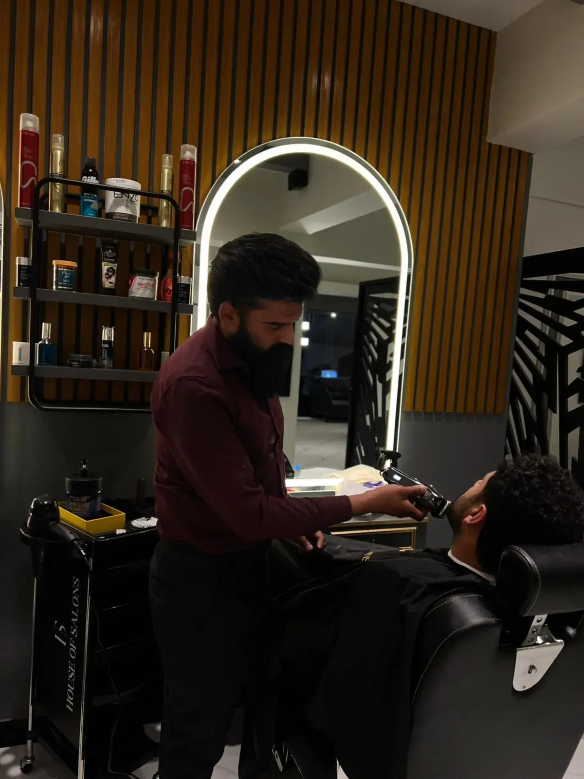 Men's beard trim with clippers at House of Salons F-7 (Gents), F-7 Markaz, Islamabad