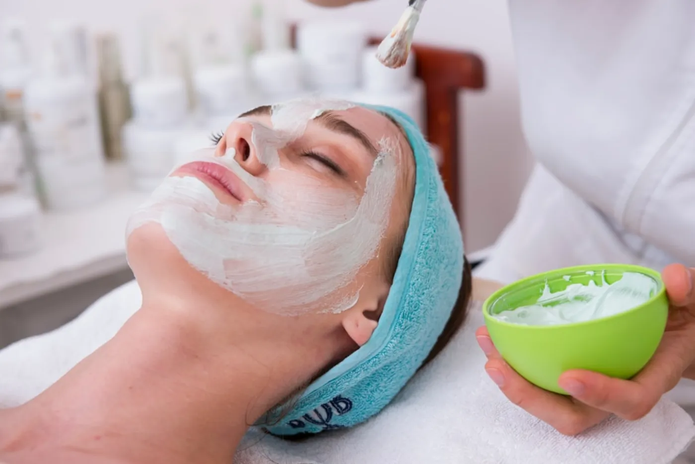 Facial Treatments in Islamabad: Combatting Pollution & Dryness
