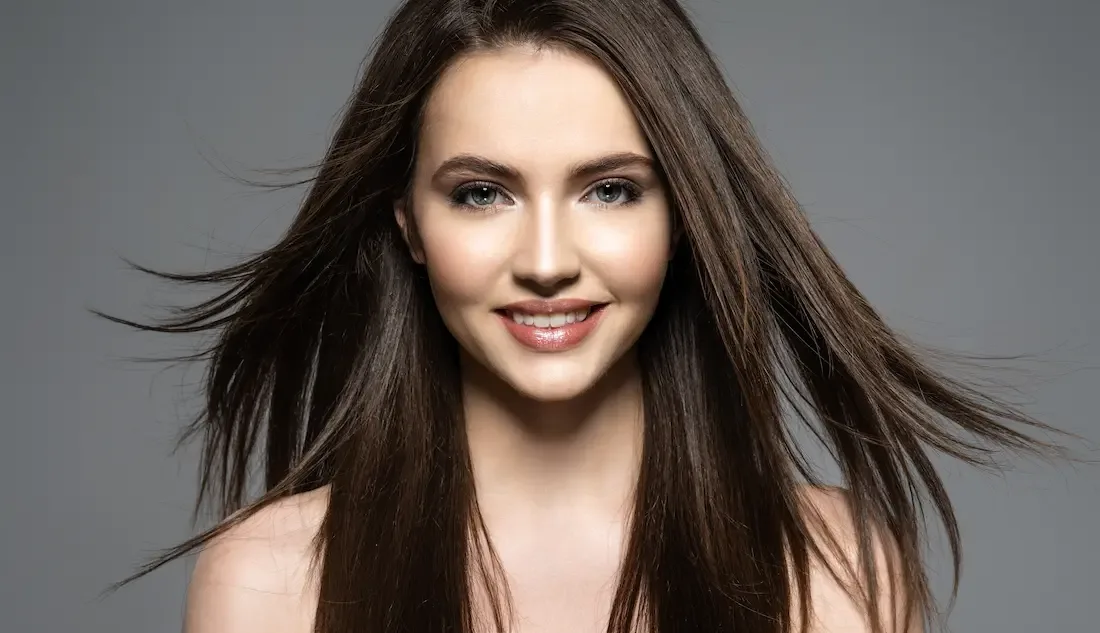 brunette-smiling-woman-with-beauty-long-brown-hair-fashion-model-with-long-straight-hair-fashion-model-posing-pretty-woman-with-long-straight-brown-hair